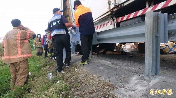 救援，葉員和司機蕭男慘死車下。（記者楊金城攝）