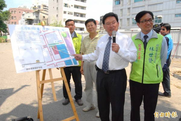 彰化市長邱建富今天會勘計畫道路施工進度，現場簡報說明開路後對地方發展的影響。（記者張聰秋攝）