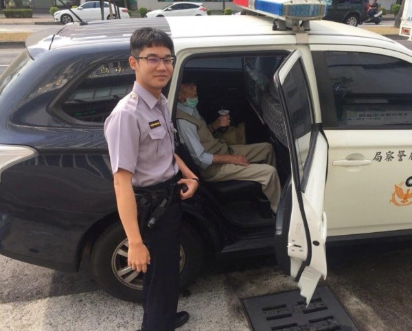 警員盧柏宇開車載老翁到醫院就診。（記者洪定宏翻攝）