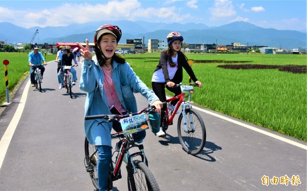 宜蘭冬山鄉三奇伯朗大道觀光季將登場，鄉公所推出自行車輕旅行，邀民眾到冬山體驗稻浪。（記者張議晨攝）