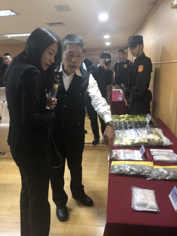 新北市刑大大隊長黃建榮向IBM台灣分公司總經理高璐華說明近期查獲之各級毒品。（記者徐聖倫翻攝）