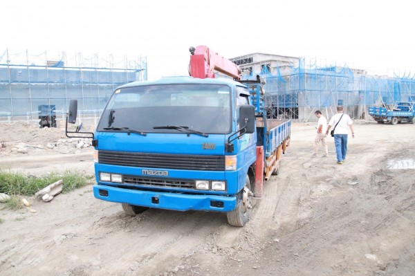 尤嫌偷竊吊臂貨車，至工地犯案。（記者張軒哲翻攝）