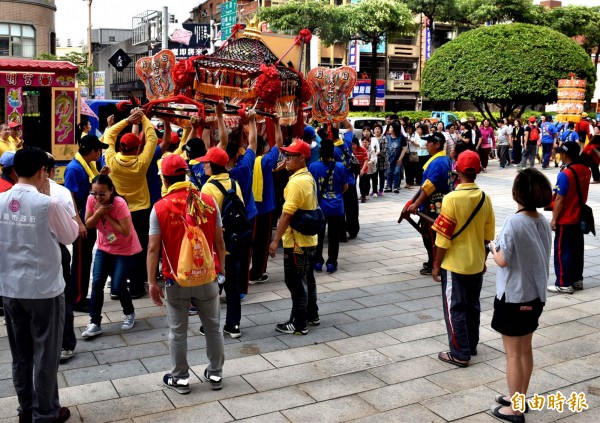 中壢朝明宮媽祖回鑾，信眾排成人龍搶躦轎腳祈福。（記者李容萍攝）