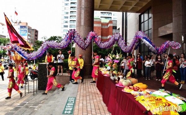 中壢朝明宮媽祖回鑾，中壢區公所前擺滿鮮花、素果。（記者李容萍攝）