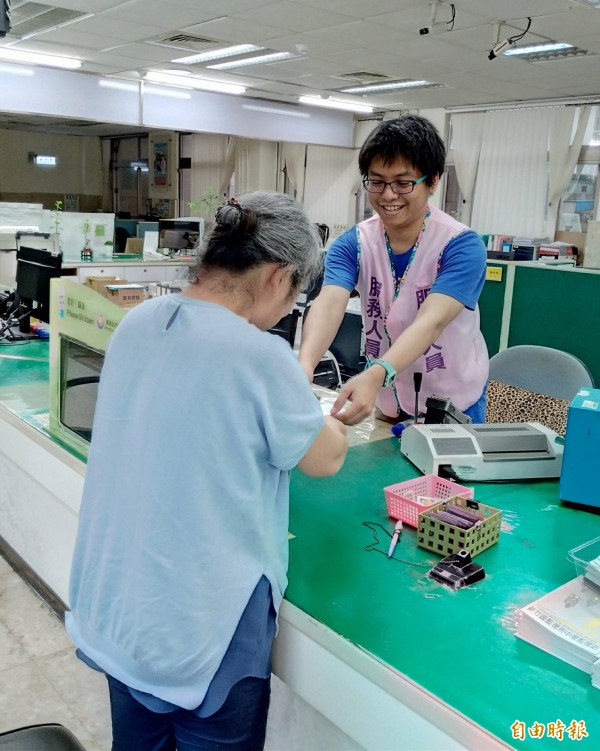 高齡駕駛人駕駛執照管理制度已於去年7月1日上路，收到通知單的長輩記得3年內至監理單位辦理換照。（記者李容萍攝）