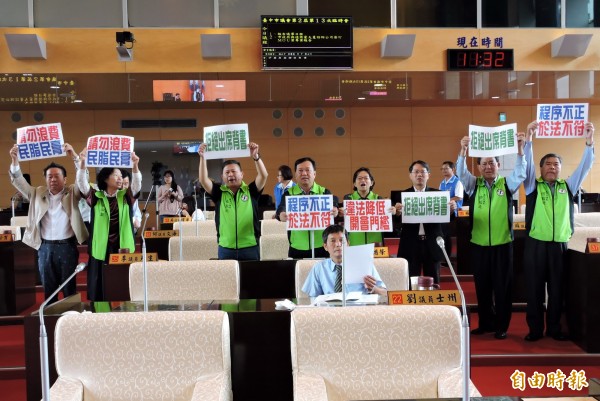 台中市議會遭質疑黑箱協商。圖為民進黨議員抨擊上次臨時會程序不正。（記者張菁雅攝）