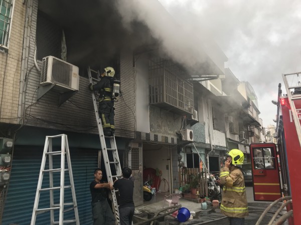 高市岡山區後協路1棟2層樓透天厝，今天上午6點多發生火警。（記者蘇福男翻攝）