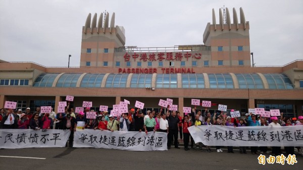 梧棲區民盼捷運藍線延伸至台中港旅客中心。（記者張軒哲攝）