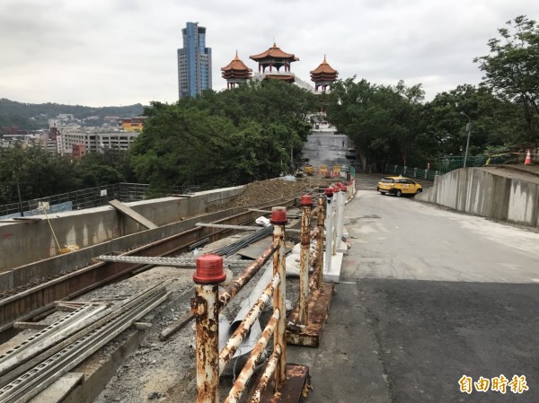 去年6月2日強降雨，通往基隆市中正公園主普壇的道路崩塌，至今仍未復原。（記者林欣漢攝）