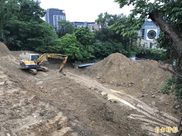 去年6月2日強降雨，通往基隆市中正公園主普壇的道路崩塌，民眾抱怨近1年來只能仰賴臨時便道出入，基隆市政府擺爛無作為。（記者林欣漢攝）