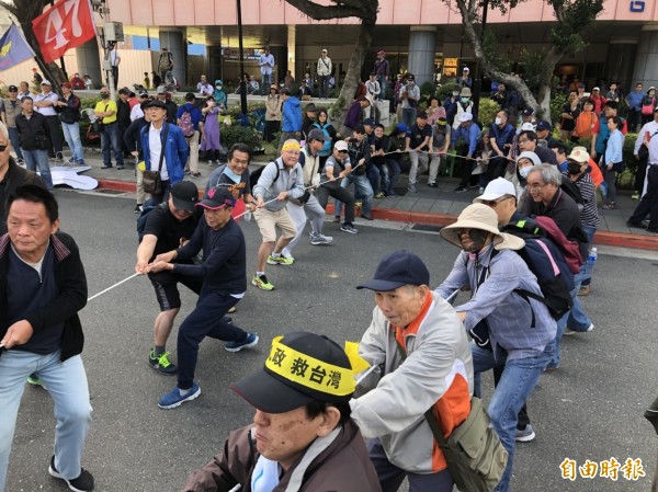 群眾以拔河方式拆門。（記者王冠仁攝）