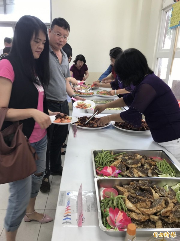 林園養殖業舉辦品嚐會，行銷在地水產。（記者洪臣宏攝）