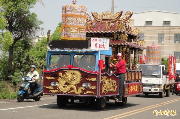 今年上白礁將捨棄輦宮（如圖），改恢復往昔人力扛神轎。（記者楊金城攝）