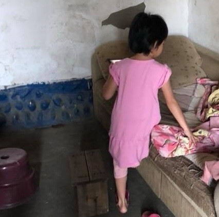 4歲女童白天獨居在家，陪伴的只有一支手機。（彰化縣議員賴清美提供）