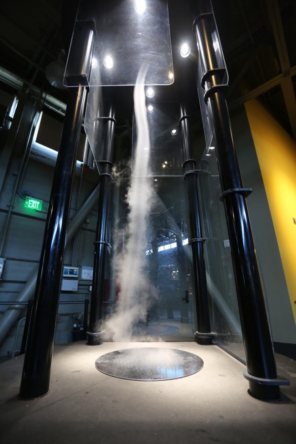 舊金山探索館實驗裝置「龍捲風」，呈現龍捲風形成原理。（市府提供）