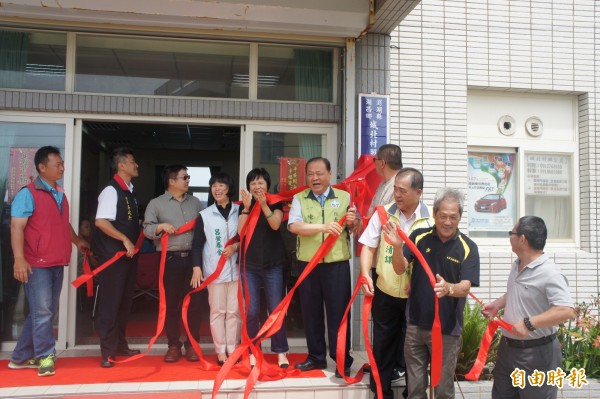 城北村關懷據點，由各界貴賓正式揭綵開幕。（記者劉禹慶攝）