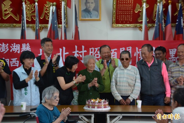 城北村照顧關懷據點開幕，也為壽星切蛋糕慶生。（記者劉禹慶攝）