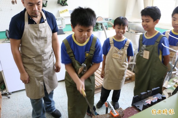 錦水國小大坪分校積極推動創客精神，讓學生動手做木工，設計各種工藝品。（記者鄭名翔攝）