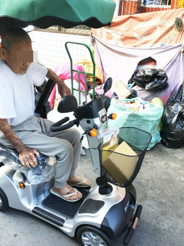 呂翁開著全新四輪電回家，心中滿是感激。（記者陳文嬋翻攝）