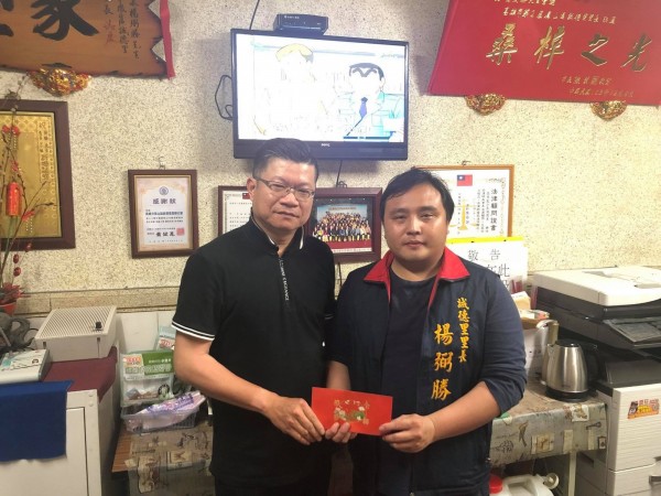 高雄市直轄市當鋪職業公會黃世泰捐款，交由誠德里長楊弼勝幫助呂翁。（記者陳文嬋翻攝）