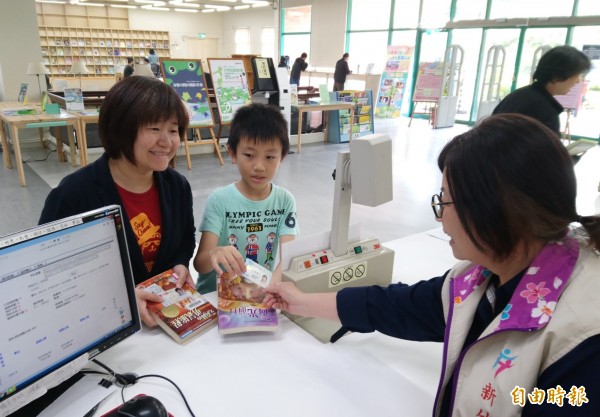 新竹縣14個公立圖書館，5月1日起，也可以憑身分證或健保卡借書。（記者黃美珠攝）