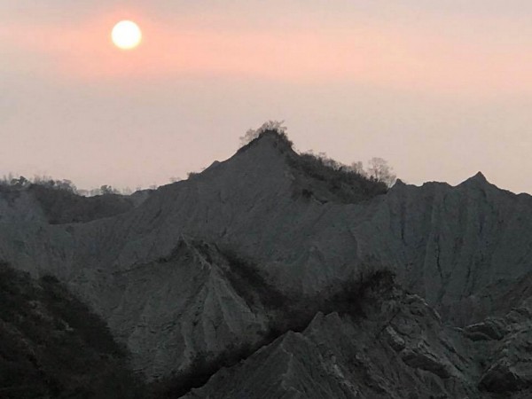 龍崎牛埔世界級的白堊泥岩自然地景，竟要蓋掩埋場，引起地方強力抗爭。（黃煥彰提供）