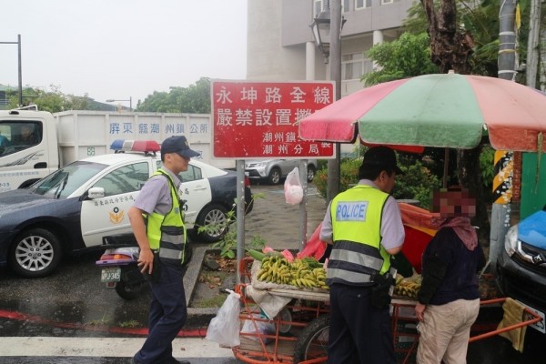 警方將先勸導再開單。（記者羅欣貞翻攝）