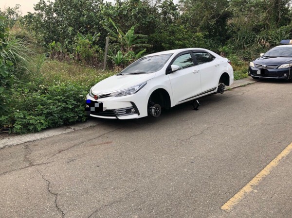 車停屋外一晚，起床發現4個輪胎都不見。（記者蔡政珉翻攝）