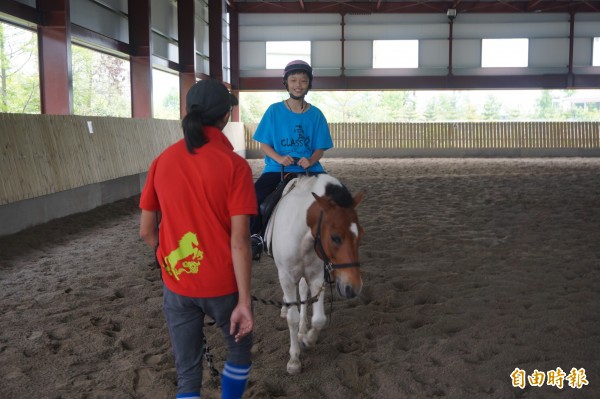 南陽國小特教班學生體驗騎馬好開心。（記者歐素美攝）