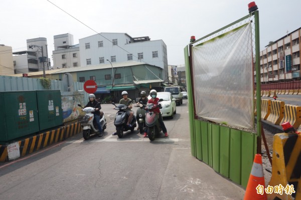 豐原區圓環地下道主車道預定5月1日上午10點開放通車，5月中旬，慢車道將進行第二階段施工。（記者歐素美攝）