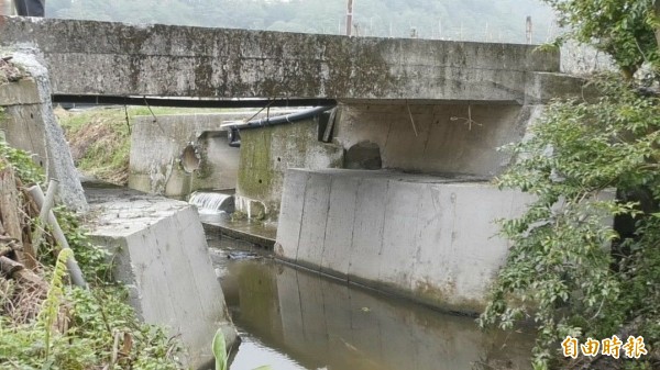 魚池鄉頭社大排水溝，因橋梁修復導致橋墩變寬大，影響排水順暢度，民代與地方要求縣府儘速改善。（記者劉濱銓攝）