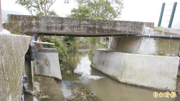 魚池鄉頭社大排水溝河道本身就不寬，加上橋梁修復增加橋墩量體，以致大雨一來就會淹水。（記者劉濱銓攝）