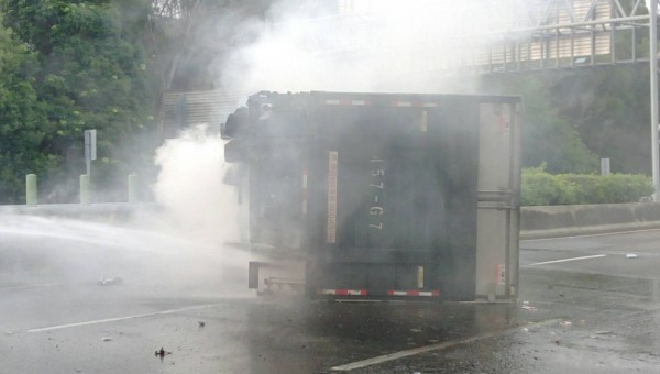 國道3號嘉義中埔路段發生大貨車翻覆意外。（記者林宜樟翻攝）