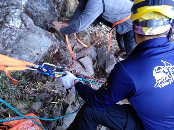 登玉山山友墜崖，救難人員急救援。（嘉義縣消防局提供）