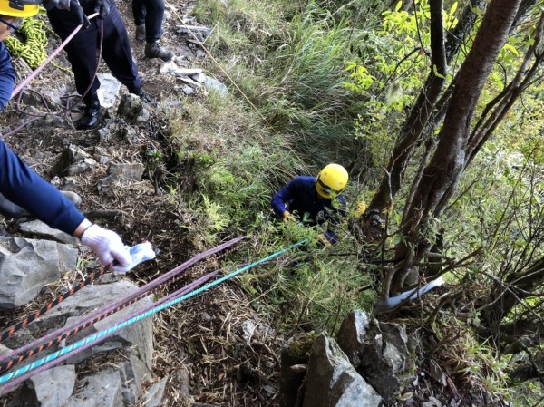 消防局搶救人員於上午7時6分順利將人員搶救至登山小徑。（嘉義縣消防局提供）