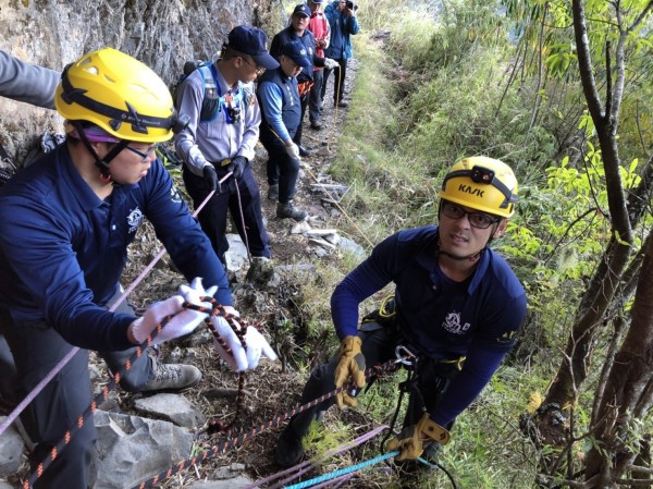 登玉山山友墜崖，救難人員急救援。（嘉義縣消防局提供）