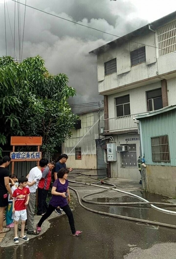 台中大里文心南路一家工廠，今天上午傳出火警，消防人員前往搶救。（記者陳建志翻攝）