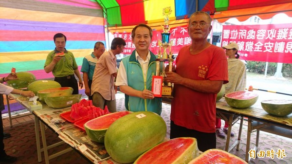 台南市農業局副局長李建裕（前左）頒獎給二度得獎的學甲西瓜王梁敏璋（前右）。（記者楊金城攝）