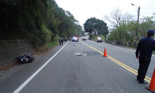 苗栗縣謝姓男子，騎機車撞上違規穿越雙黃線道路的一對7旬彭姓老夫婦，老翁不幸又遭後方轎車輾過，傷重死亡。（記者彭健禮翻攝）