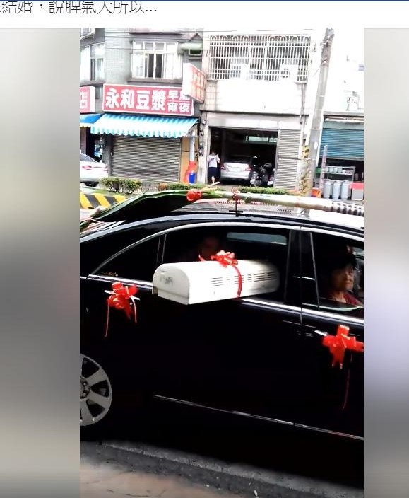 新竹出現一名超狂新娘，竟然直接丟「冷氣機」，有親友將影片PO臉書分享，引發網友熱議。（擷取自臉書公開社團「新竹爆料公社」）