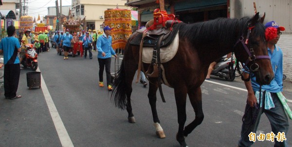 萬丹鄉萬惠宮舉辦3年1科迓媽祖遶境祈福活動，上百頂神轎及各式民俗藝團穿梭在大街小巷，沿途鑼鼓喧天，宛如一場嘉年華會，氣氛熱鬧。（記者李立法攝）