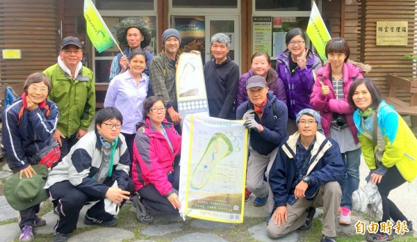 台南社大台江分校師生致贈玉管處排雲管理站「大腳丫」圖騰的台灣山海圳國家綠道路線圖。（記者謝介裕攝）