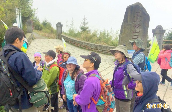 台南社大台江分校師生在玉山登山口進行「行路見學」教學情形。（記者謝介裕攝）