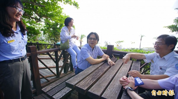 內政部長葉俊榮（右二）今天到墾丁國家公園參加珊瑚生態保育週，他說內政部非常重視國家公園，不但國家公園業務留在內政部，未來營建署將一分為二，國家公園業務直接由國家公園署綜理。（記者陳彥廷攝）