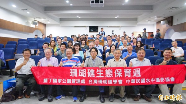 內政部長葉俊榮今天到墾丁國家公園參加珊瑚生態保育週。（記者陳彥廷攝）