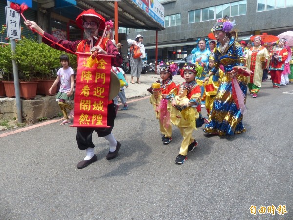 金門「迎城隍」活動揭幕，金城鎮公所安排「報馬仔」公告周知。（記者吳正庭攝）