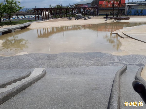 新竹市南寮旅遊服務中心前新完工的親子沙灘，目前正值測試及試放水階段。（記者洪美秀攝）