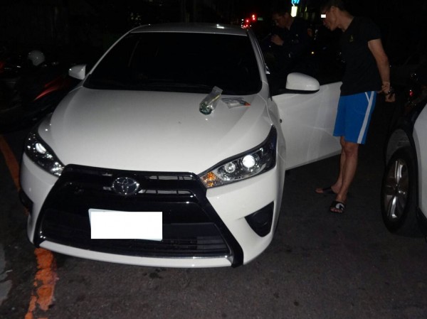 警方攔查自小客要求李男下車受檢。(記者許國楨翻攝)