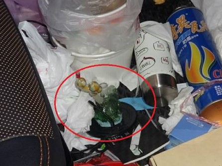 (雜物堆中的青蛙造型玻璃藝品因太突兀引起警方注意。(記者許國楨翻攝)