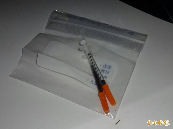 警方同時起出兩支安毒注射針筒。(記者許國楨翻攝)